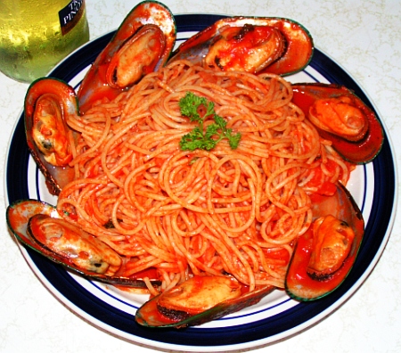 Linguine with mussels marinara