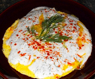 Eggs with yogurt and garlic