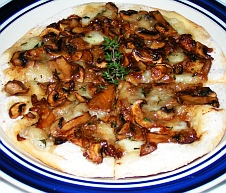 Pizza with goat cheese and mushrooms