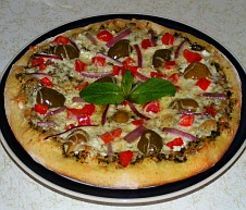 Pizza with pesto and goat cheese