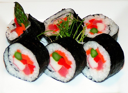 Tuna sushi roll